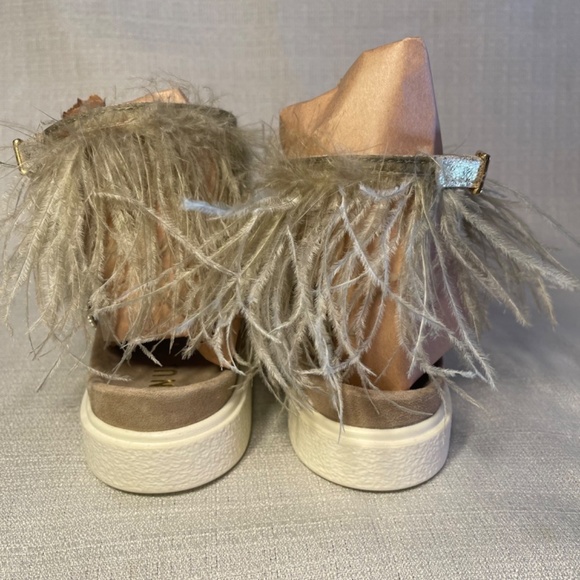 Inuikii Silver and Tan Feathered Sandals - Picture 4 of 10